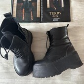 Стильні високі чорні шкіряні черевики на платформі