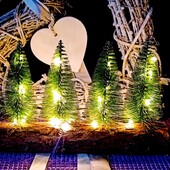 Декоративные Led елки на деревянном срубе