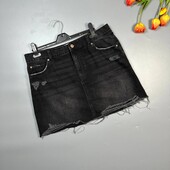 Чорна джинсова спідниця з рваним краєм та потертостями