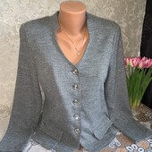 У новому стані піджак трикотажний з люрексовою ниткою.