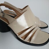 Лаковые босоножки р.36 (ньюанс)витрина