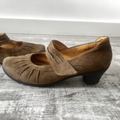 Замшевые туфли с кожаной стелькой на широкую ножку с маленьким каблучком