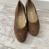 Замшевые туфли с кожаной стелькой на невысоком каблуке