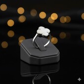 Срібна каблучка Клевер з перламутром 19 розмір