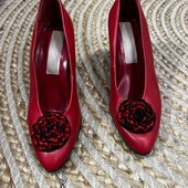 Красные нарядные кожаные туфли красного цвета на неширокую ножку