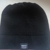 Вовняна чорна шапка