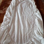 Белая фланелевая простынь на резинке.