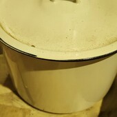 Велика емальована каструля