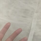 В лоті 3 відрізки нової (масляного кольору)тюлі.Кожний по 7.5 м довжина, висота 67 см.