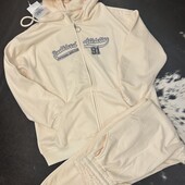 Жіночий теплий костюм.