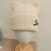 Тепла в'язана шапка з "вушками" бежева або чорна, для стильного образу