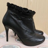 Очень красивые в реале,элегантные ботиночки.Кожаные снаружи и внутри.Б/у 1 раз,в идеале. 