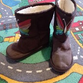 Гарні уггі.