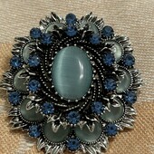 Просто шикарная брошь,под серебро,в нежных голубых цветах