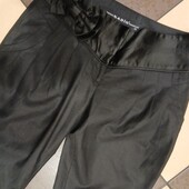 Брюки с декором цветок на поясе и атласными вставками