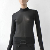 Напівпрозорий гольф чорного кольору. розмір м.