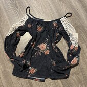 Стильна кофточка з відкритими плечами