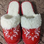 Нові шкіряні тапки на овчиціі з вишивкою жіночі