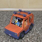Bluey Машинка 4wd із набором фігурок Moose toys bluey & family Оригінал!!! Гарний стан!