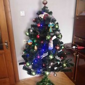 Ялинка штучна, сосна в комплекті з прикрасами +гірлянда 1,6 м