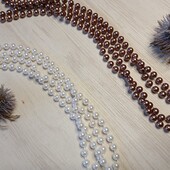 Намисто з білих або шоколадних намистин довге