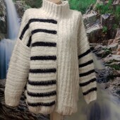 Чудесный теплый свитер -гольф на красивые формы.