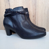Кожаные новые фирменные ботинки на небольшом каблуке. 39-40