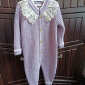 В'язаний теплий комбінезон,дуже нарядний. На 9-12 місяців.