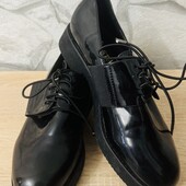 40р. пара чорних лакованих туфель-оксфордів.