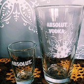 Легендарные фирменные стаканы и рюмки бренда Absolut vodka.