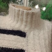 Чудесный теплый свитер -гольф на красивые формы.