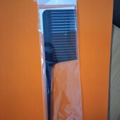 Щітка для фарбування волосся або гребінець для мелірування волосся.