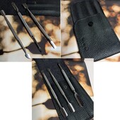 Набір металевих манікюрних пушерів у чорному шкіряному чохлі.