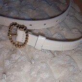 Білий пасок з пряжкою