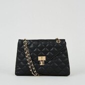 Стильна чорна шкіряна сумка на ланцюжку