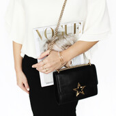 Чорна шкіряна сумка кросбоді