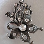 Винтажная брошь цветок с фианитами.