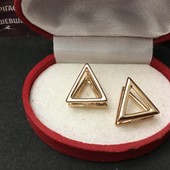 Оригинальные серьги в виде треугольника,позолота 585пробы,1,3 см