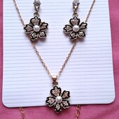 Красивий набір - кольє і сережки