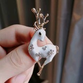 Брошка олень, білий, зимовий, сніжинки