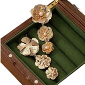 шикарные нарядные серьги. хит этого сезона! рекомендую, очень нежные!