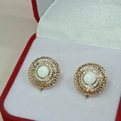 Очаровательные серьги с греческим орнаментом, фианитами и эмалью.Позолота 585 пробы 18К.