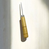 Шило з дерев'яною ручкою