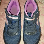 Легенькі кросівки для дівчинки.