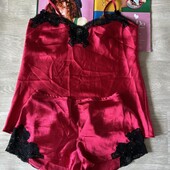 Красива червона сатинова піжама