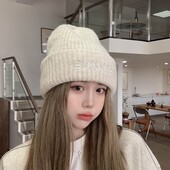 Мяка та стильна жіноча шапка, кремового кольору