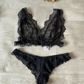 Мереживний чорний бюстгальтер-бралет і труси