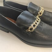 чорні шкіряні лофери Marks & Spencer (M&S Collection) із золотим ланцюжком