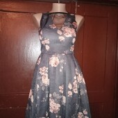 Чорна блискуча сукня