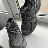 Кросівки унісекс сучасні на товстій підошві . Устілка 24,5 - на розмір 38 , 5